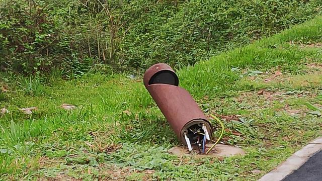 Baliza vandalizada para robar el cobre.