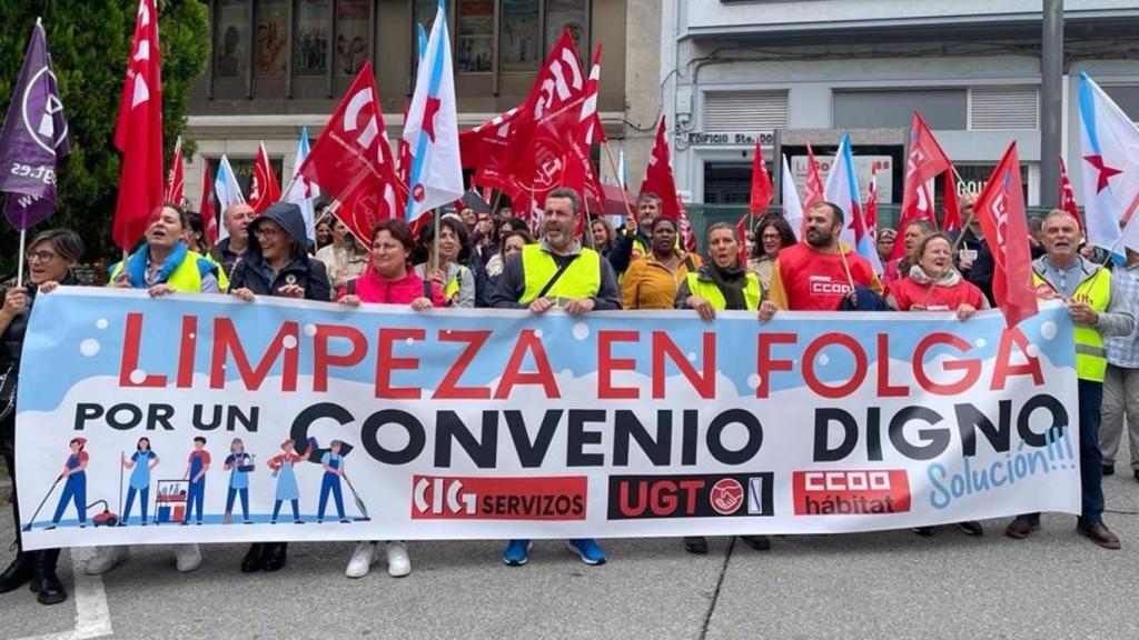 Decenas de manifestantes se movilizan frente a la sede central de la CEL en Lugo (Galicia).