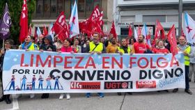 Decenas de manifestantes se movilizan frente a la sede central de la CEL en Lugo (Galicia).