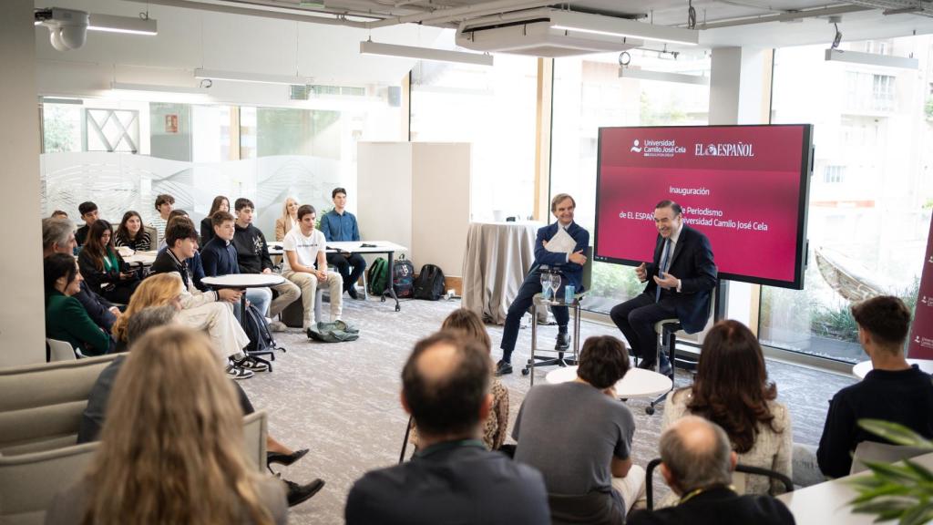 Pedro J. Ramírez, director de EL ESPAÑOL, y Miguel Ángel Mellado, director del Máster de Periodismo de EL ESPAÑOL, durante la presentación del máster en la Universidad Camilo José Cela, este lunes en Madrid.