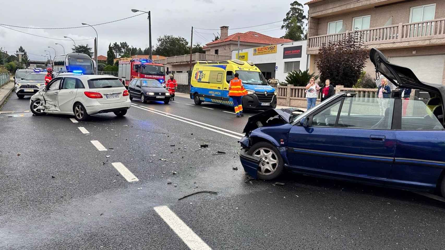 Colisión entre dos coches en Sanxenxo (Pontevedra).