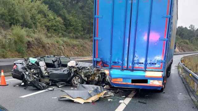 Estado en el que quedó el turismo accidentado.