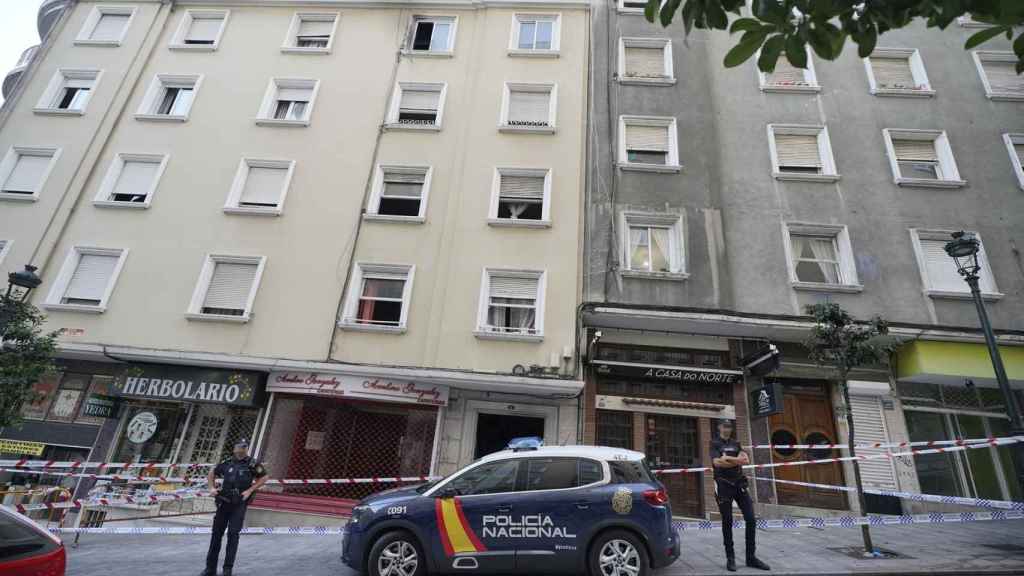 Dos policías custodian el acceso al edificio en el que se produjo el siniestro.