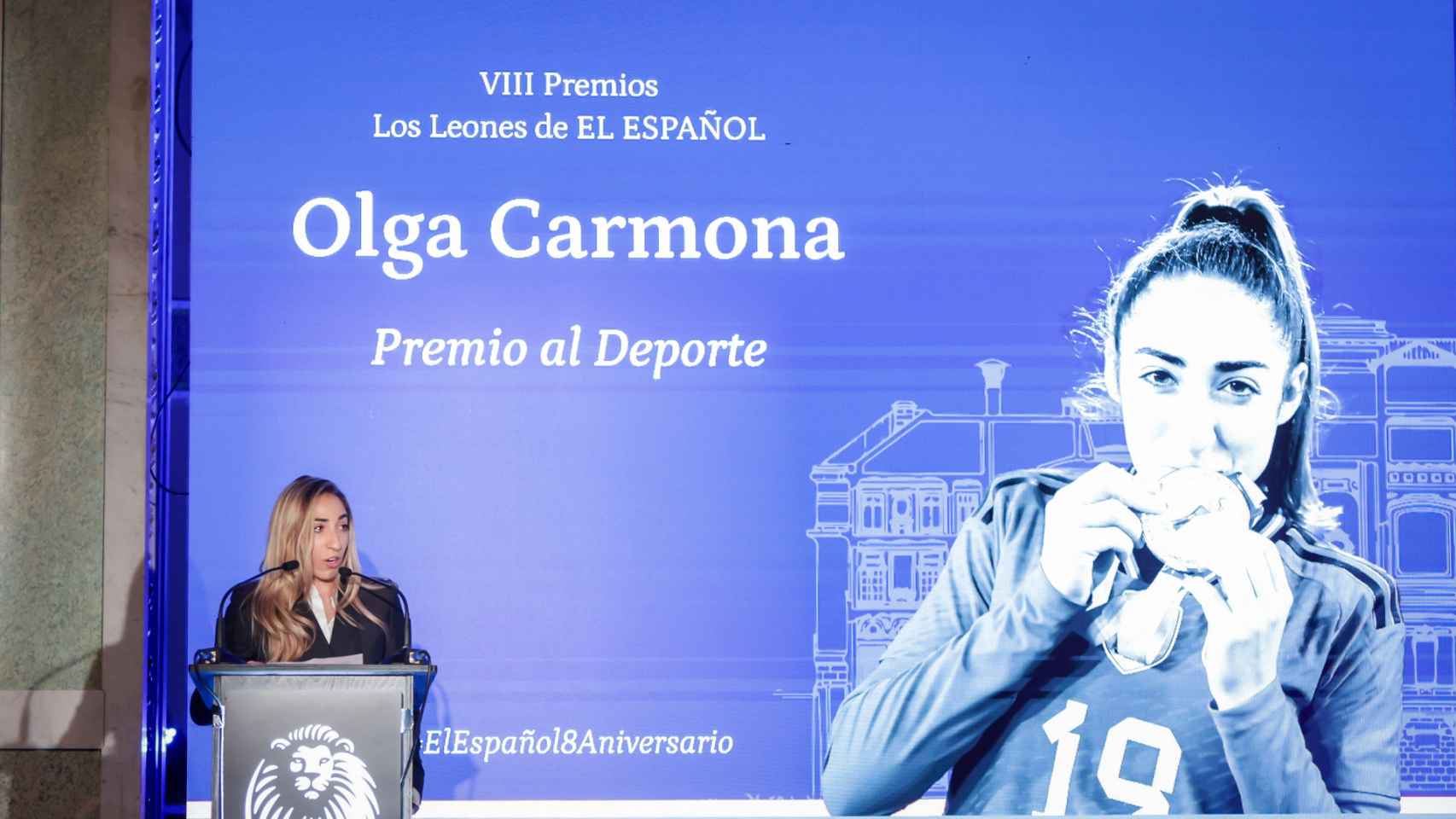 Olga Carmona, jugadora del Real Madrid y la Selección tras recibir el premio León de El Español 2023