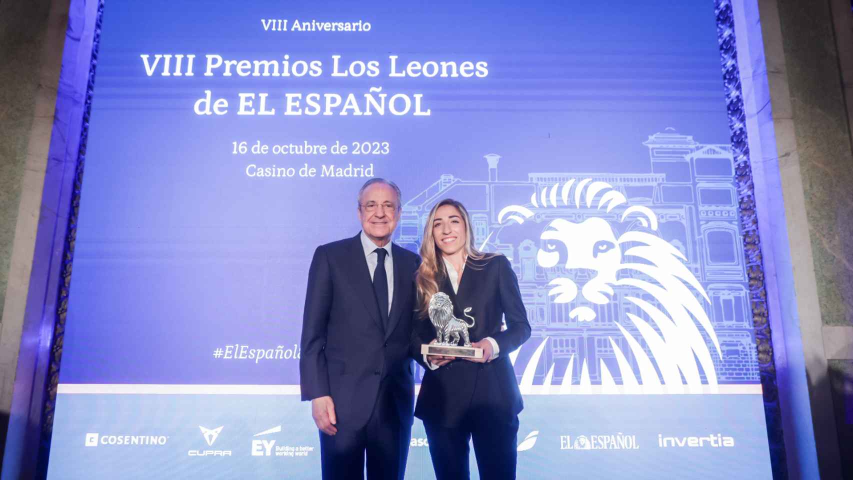 Florentino Pérez, presidente del Real Madrid, en la entrega del premio León de El Español 2023 junto a la galardonada Olga Carmona