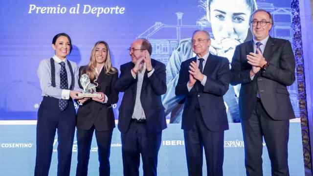 Olga Carmona recibe el premio León de El Español 2023 de las manos de Cruz Sánchez de Lara, vicepresidenta de EL ESPAÑOL.