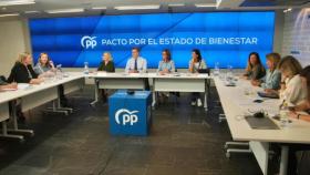 Reunión del presidente del PP, Alberto Núñez Feijóo, con las responsables de políticas sociales de las comunidades gobernadas por los populares, este lunes.