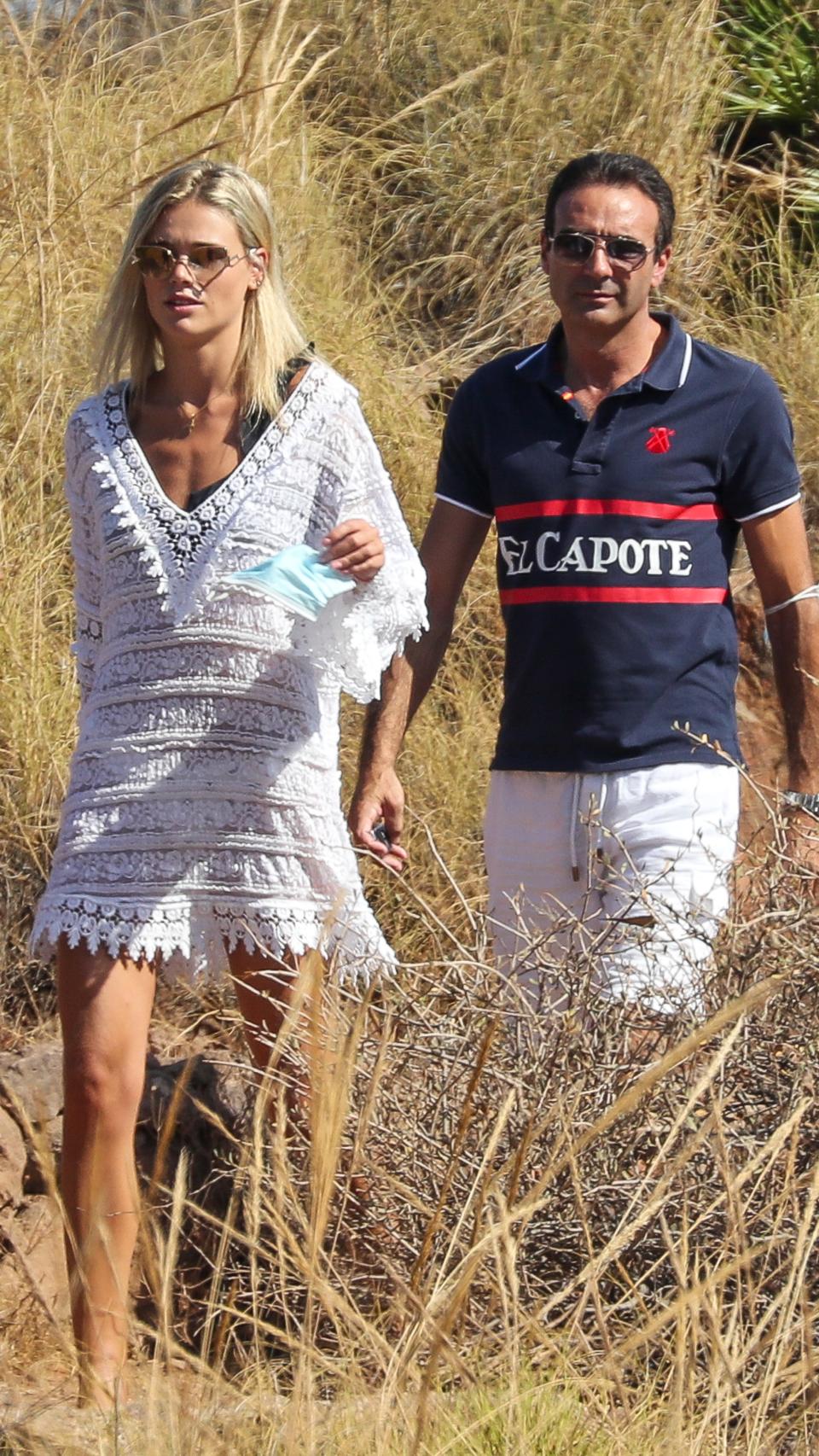 El diestro Enrique Ponce y su pareja, Ana Soria, en una imagen tomada en Almería, en 2020.