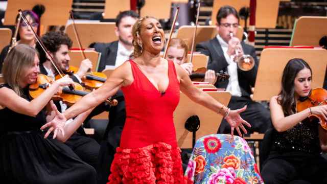 La cantaora flamenca Esperanza Fernández y la orquesta del Teatro Real, este lunes durante su actuación en el Lincoln Center de Nueva York. Foto: Chris Lee