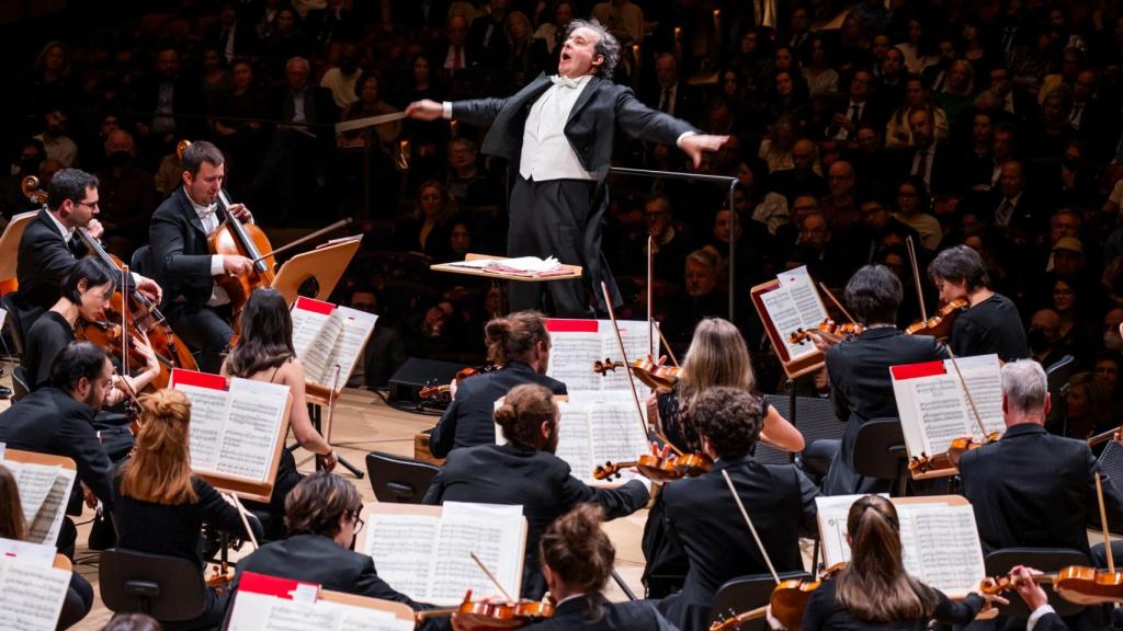 Juanjo Mena dirige a la orquesta del Teatro Real, este lunes durante su actuación en el Lincoln Center de Nueva York. Foto: Chris Lee