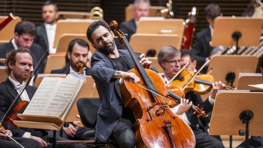 El violonchelista Pablo Ferrández y la orquesta del Teatro Real, este lunes durante su actuación en el Lincoln Center de Nueva York. Foto: Chris Lee