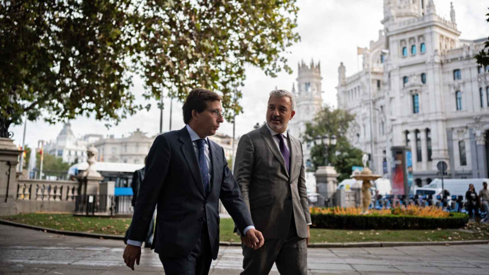 José Luis Martínez-Almeida y el alcalde de Barcelona, Jaume Collboni, pasean junto al Ayuntamiento de Madrid, en la Plaza de Cibeles.