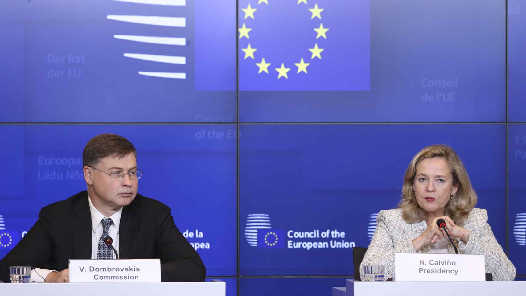 La vicepresidenta Nadia Calviño y el comisario Valdis Dombrovskis, durante la rueda de prensa del Ecofin de este martes en Luxemburgo