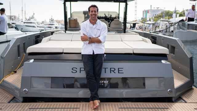 Marc de Antonio era regatista de élite y estudió diseño; combinó sus dos pasiones y en 2012 erigió De Antonio Yachts, la empresa de venta de embarcaciones de recreo de lujo más importante de España.