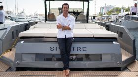 Marc de Antonio era regatista de élite y estudió diseño; combinó sus dos pasiones y en 2012 erigió De Antonio Yachts, la empresa de venta de embarcaciones de recreo de lujo más importante de España.