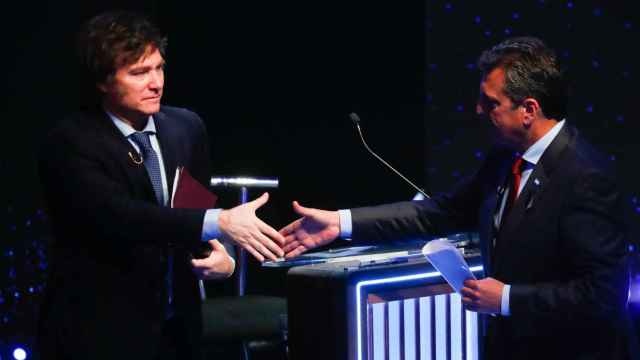 Javier Milei (i) saluda a Sergio Massa (d) durante el debate electoral de candidatos presidenciales del 8 de octubre.