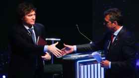 Javier Milei (i) saluda a Sergio Massa (d) durante el debate electoral de candidatos presidenciales del 8 de octubre.
