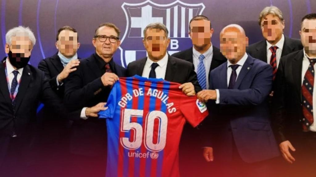 Miguel Ángel S., presidente de la Gran Peña Barcelonista de Águilas (c), en una recepción oficial en el Camp Nou.