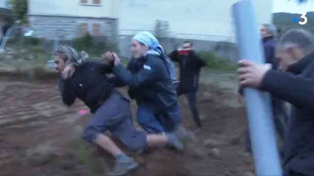 Una monja se abalanza sobre un activista ecologista, este lunes en Ardèche (Francia).