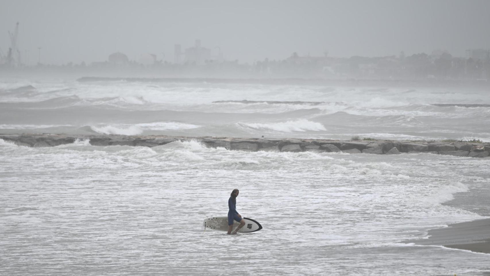 Un surfista durante un temporal en una playa de Benicasim, en una imagen de archivo.