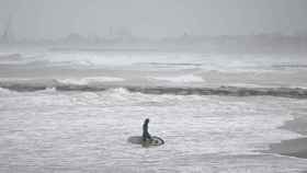 Un surfista durante un temporal en una playa de Benicasim, en una imagen de archivo.