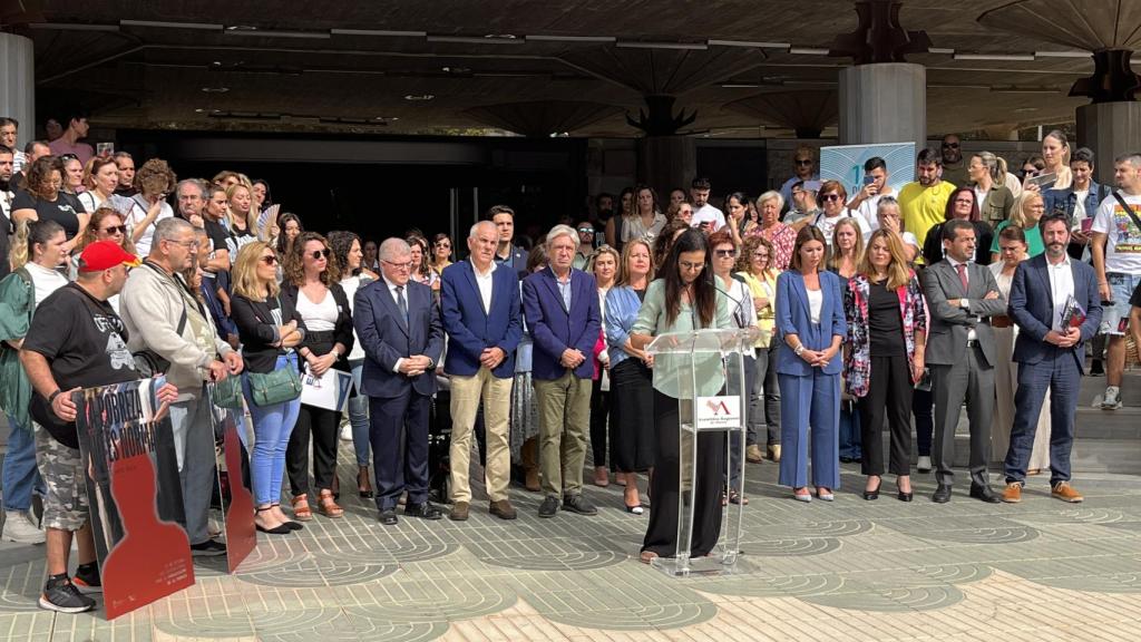 Lectura del manifiesto por el Día Internacional de la Erradicación de la Pobreza que se ha celebrado este martes, a las puertas de la Asamblea Regional.