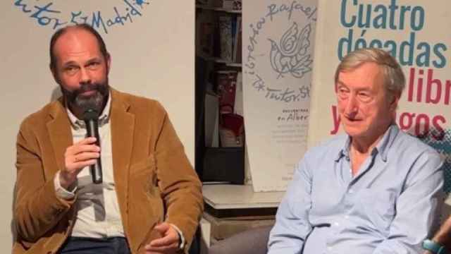 Los escritores Xesús Fraga y Julian Barnes conversan en la librería Rafael Alberti de Madrid