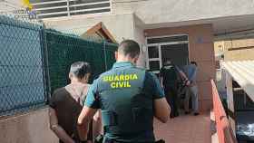 La Guardia Civil arresta a uno de los  implicados en estos robos de viviendas.
