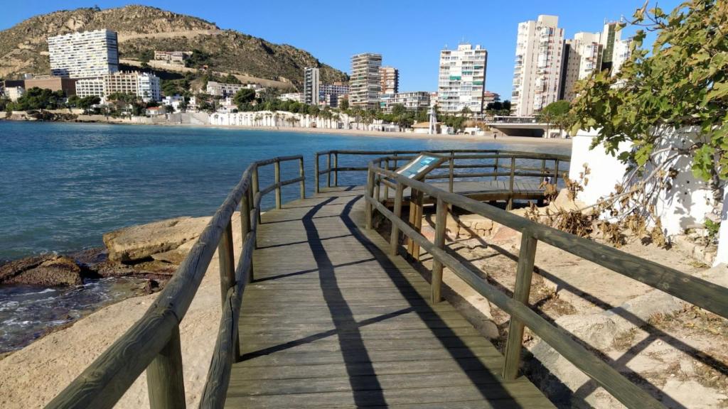 La pasarela que une las playas de la Albufereta y la Almadraba.