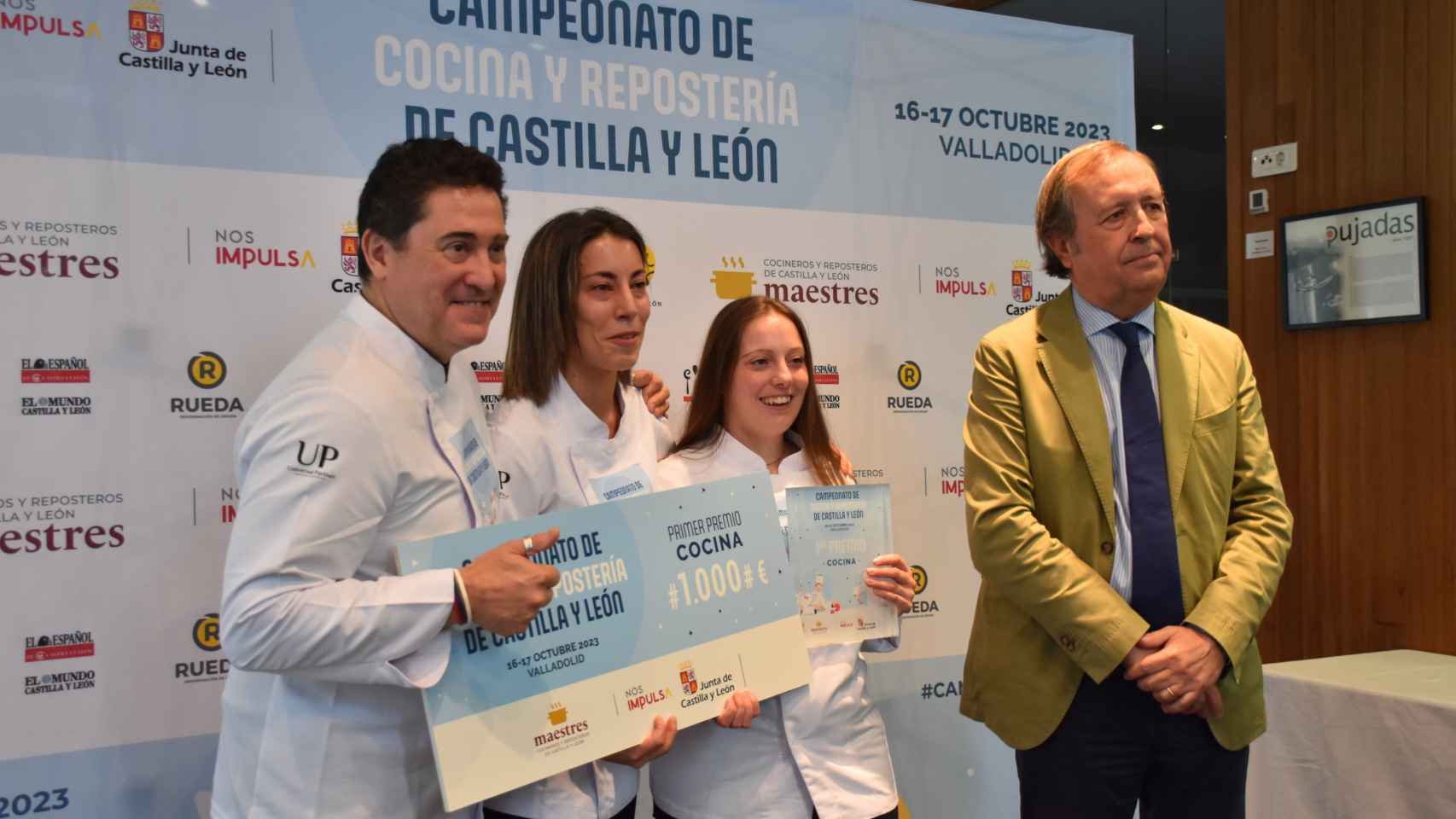 Sara Cámara recibiendo el premio del Campeonato de Cocina y Repostería de Castilla y León