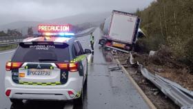 Imagen del accidente que se ha producido en Lubián entre un camión y un turismo