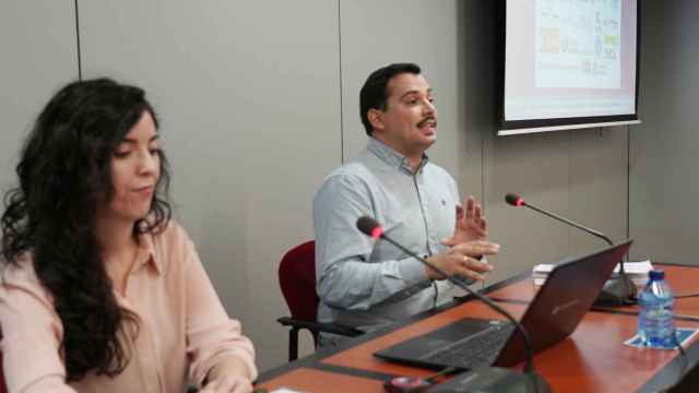 Jonathan Sánchez, coordinador de EAPN CYL, y Cristina Sánchez, técnica de incidencia, exponen los principales resultados del informe “El Estado de la Pobreza y la Exclusión Social en Castilla y León”