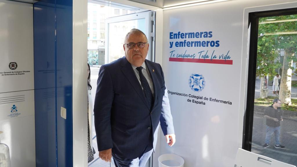 El consejero de Sanidad, Alejandro Vázquez, visita ae tráiler sanitario de la Organización Colegial de Enfermería