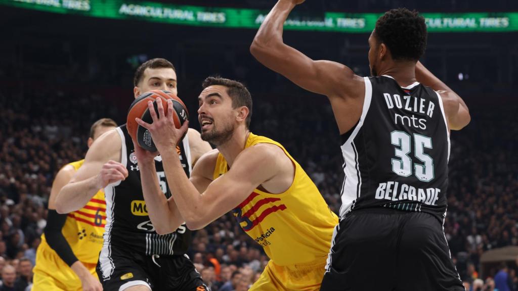 Satoransky, ante dos jugadores del Partizan