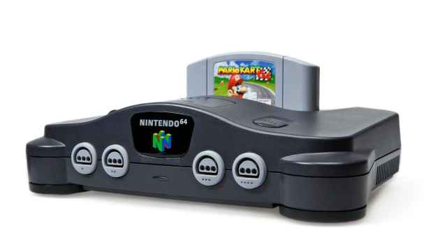 La consola Nintendo 64 con el juego Mario Kart 64