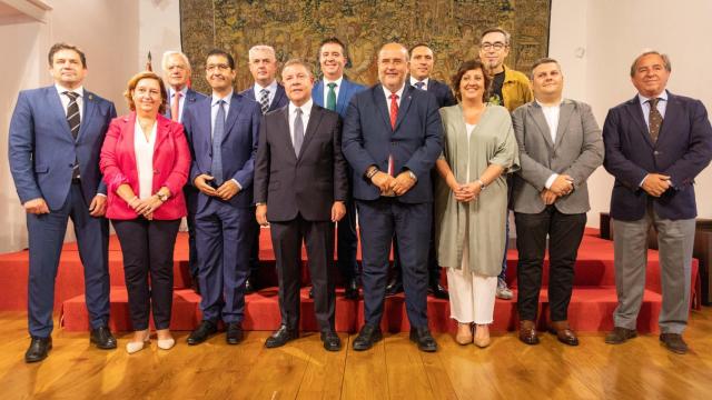 Emiliano García-Page, presidente socialista de Castilla-La Mancha, ha firmado este martes un acuerdo a seis bandas para el nuevo Plan de Empleo de la comunidad