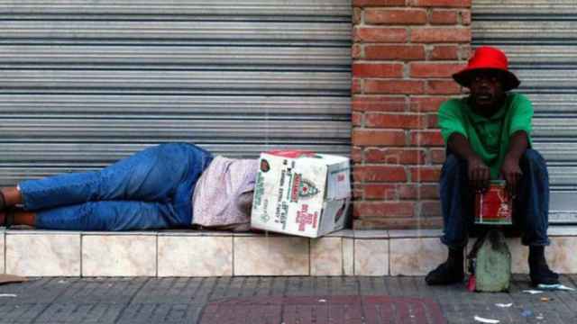 Dos indigentes en una calle de Murcia.