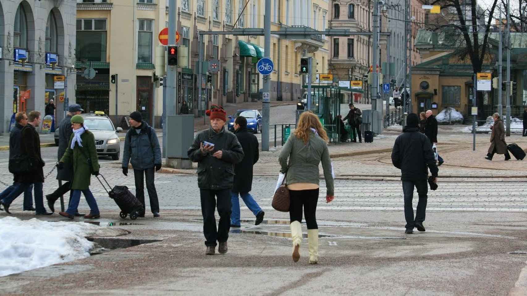 Gente paseando por una ciudad europea.