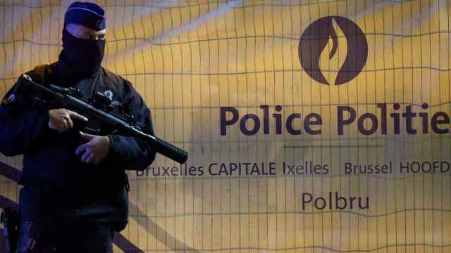 Un policía belga haciendo guardia tras el atentado cometido este lunes por la tarde en Bruselas.