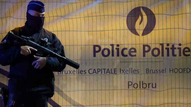 Un policía belga haciendo guardia tras el atentado cometido este lunes por la tarde en Bruselas.