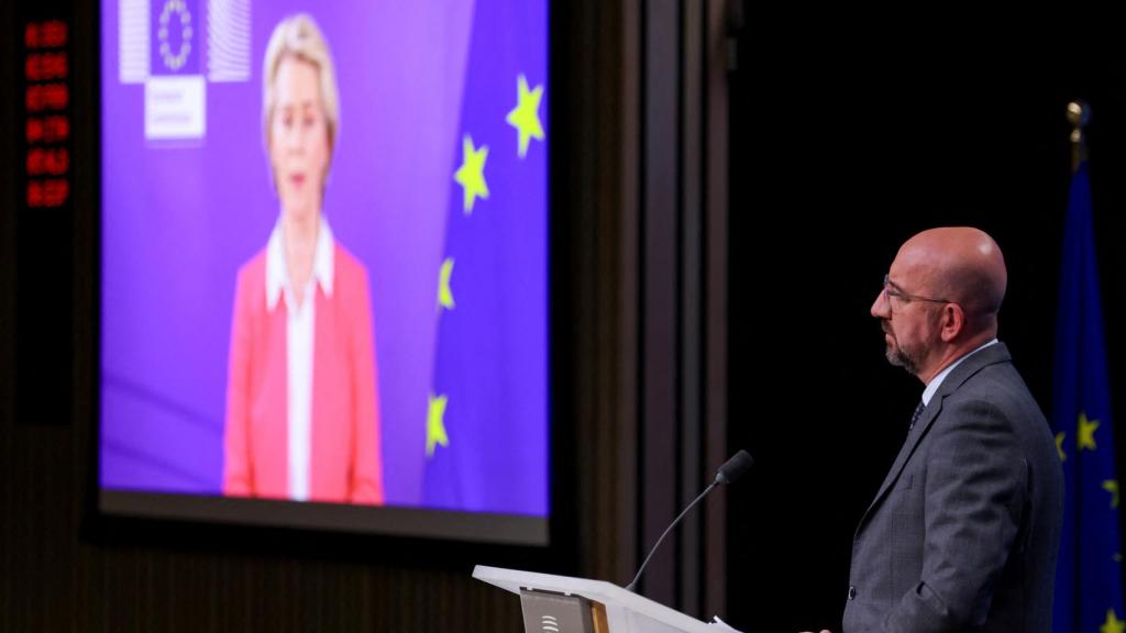 La presidenta de la Comisión, Ursula von der Leyen, y el presidente del Consejo Europeo, Charles Michel, durante la rueda de prensa posterior a la cumbre virtual de líderes europeos sobre Oriente Próximo