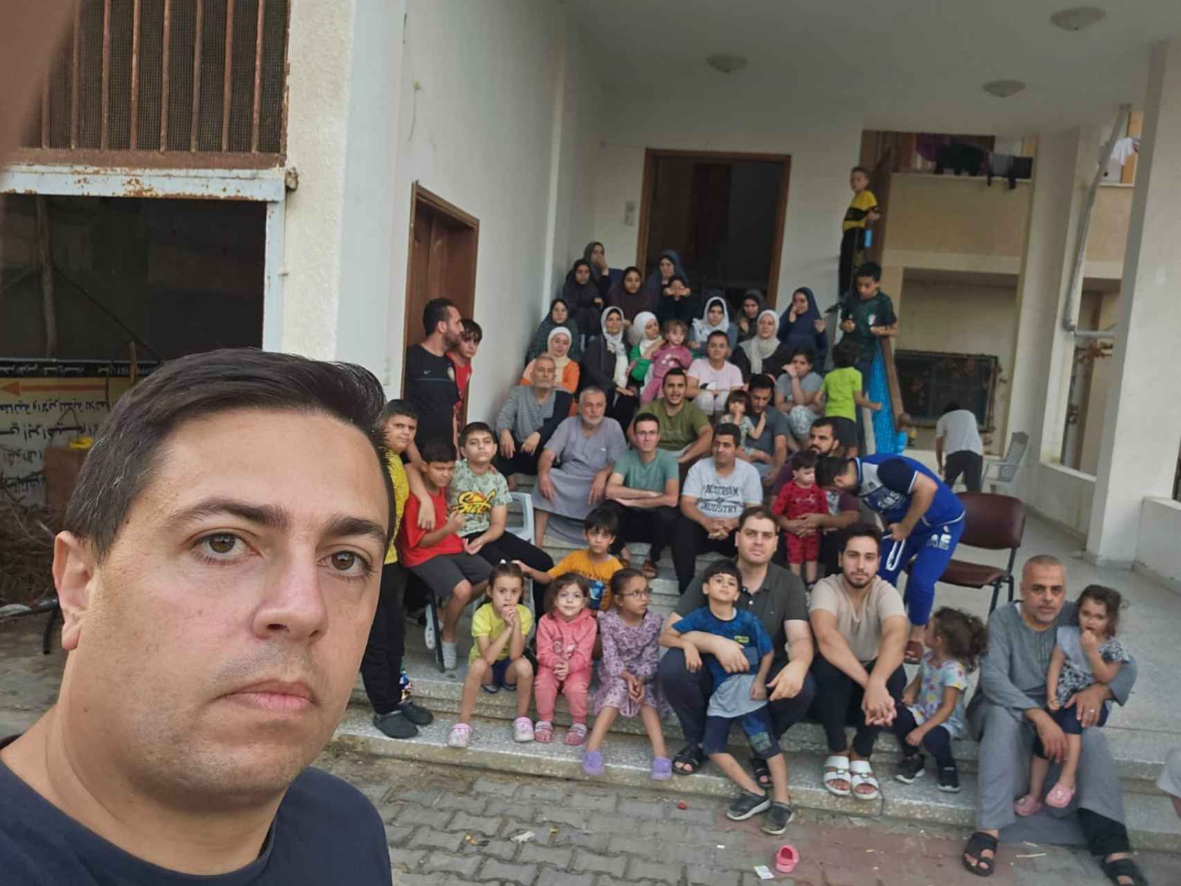 Ibrahim Alagha muestra una imagen con su familia en el hogar de Jan Yunis en el que están atrapados.
