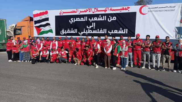 Miembros de la Media Luna Roja en el Sinaí a la espera de poder llevar ayuda humanitaria a Gaza