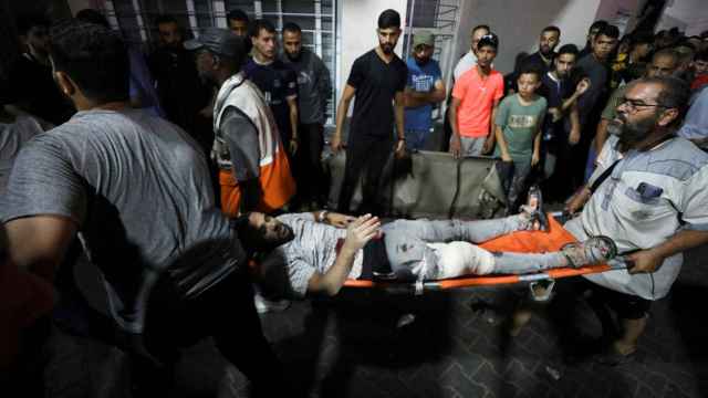 Heridos en el ataque contra el hospital Al-Ahli son trasladados al cercano hospital de Shifa, en la ciudad de Gaza.