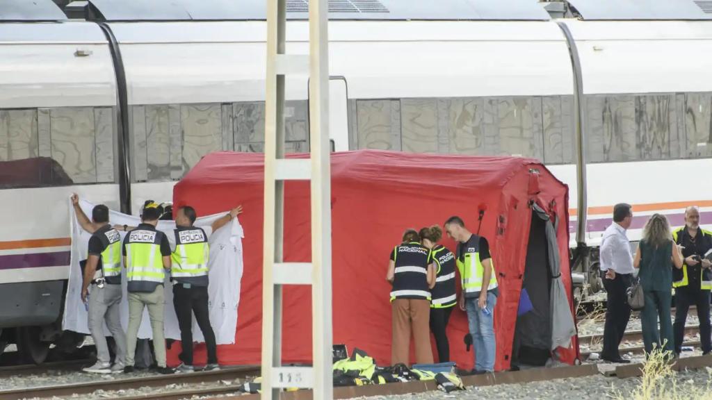 Agentes de la Policía Nacional, durante el levantamiento del cadáver de Álvaro Prieto e investigando los hechos.