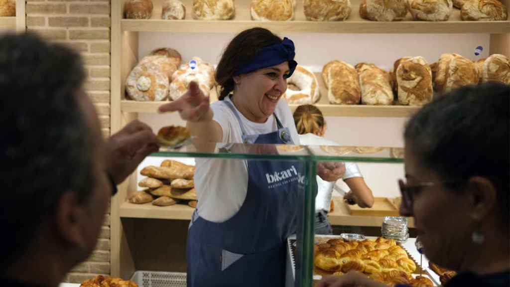 Una de las trabajadoras en la inauguración del local.