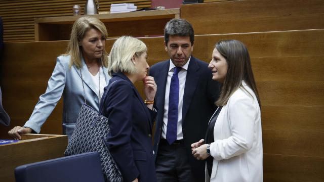 Carlos Mazón en Las Cortes valencianas con la vicepresidenta segunda, la consellera de Justicia (Vox) y la portavoz parlamentaria de Vox. EE