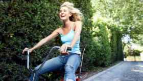 Imagen de una mujer sonriendo en bicicleta.
