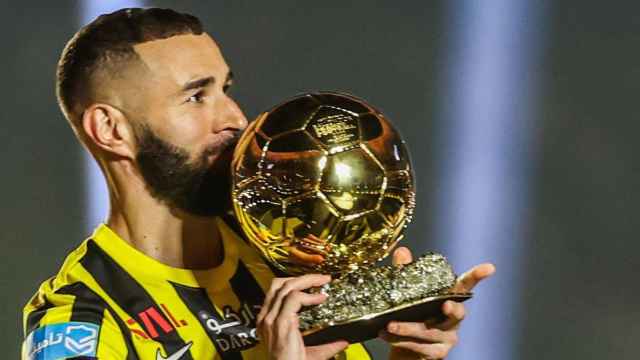 Benzema, con el Balón de Oro en su presentación con el Al Ittihad