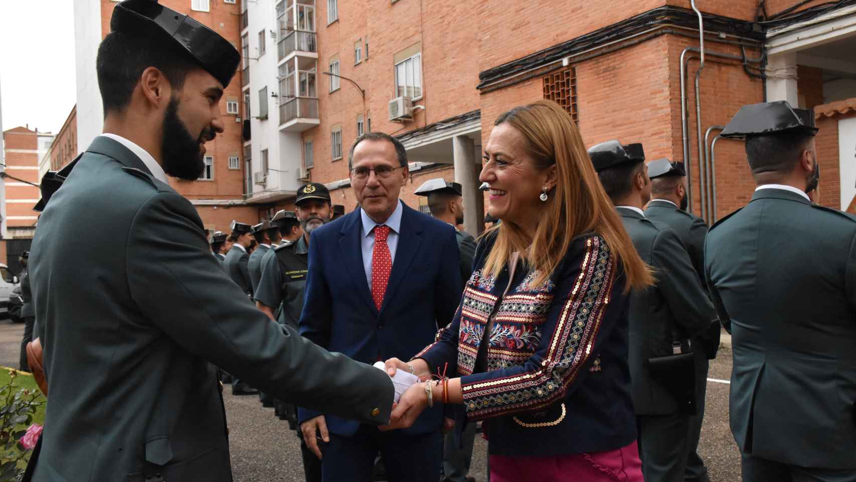 La delegada del Gobierno en Castilla y León, Virginia Barcones, saluda a los nuevos agentes de la Guardia Civil de Zamora